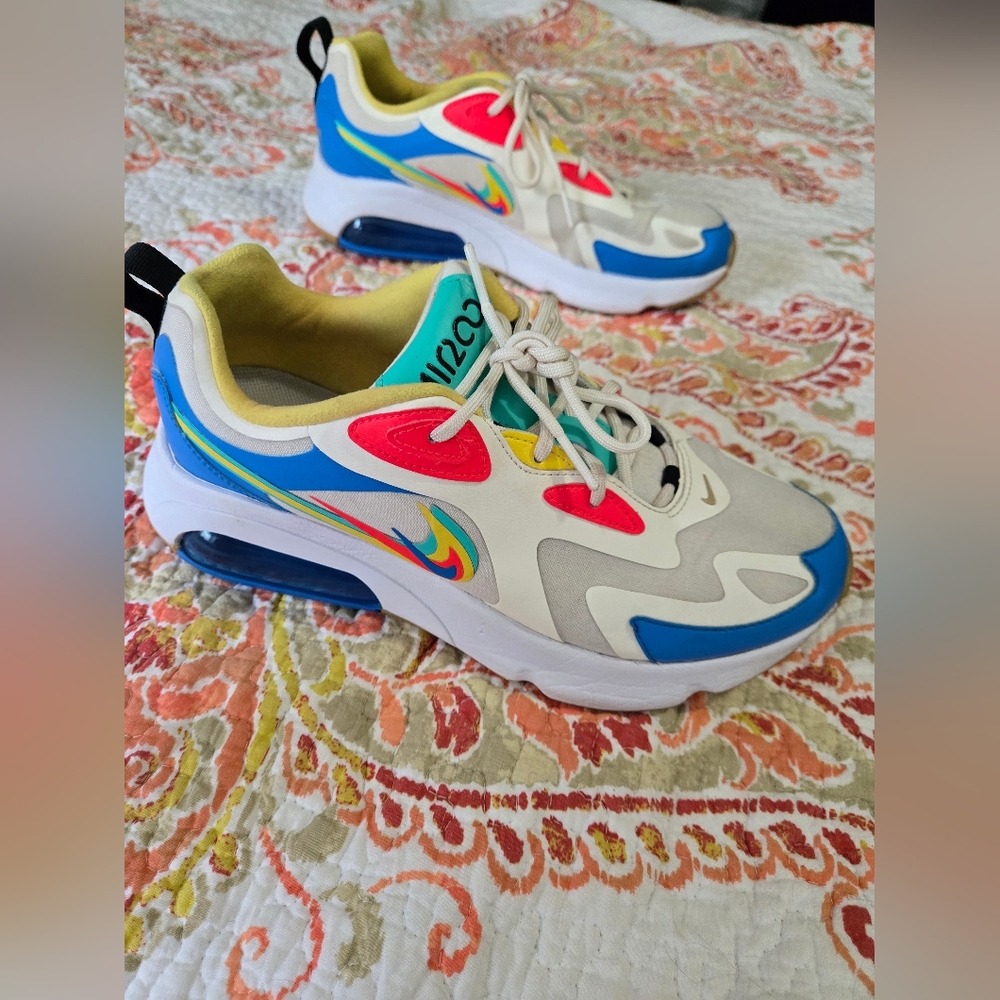 Size 9 Nike Womens Air Max 200 White Multicolored Shoes. Has Some Wear